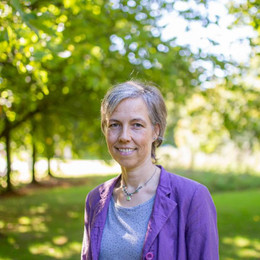 Zu sehen ist ein Portrait-Foto von Dr. Tomke Gerdes. 