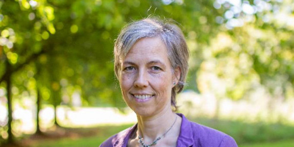 Zu sehen ist ein Portrait-Foto von Dr. Tomke Gerdes. 