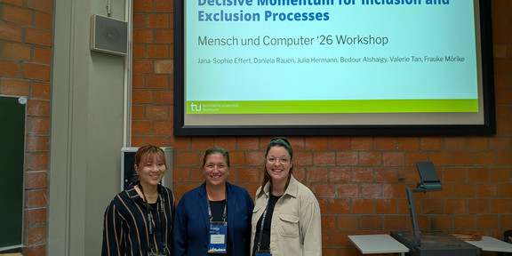 Team AIT auf der MuC Frauke Mörike, Jana-Sophie Effert und Valerie Tan vor den Folien des Workshops zu Neurodivergenz und Lebensübergängen