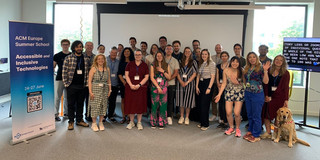 Zu sehen ist ein Gruppenfoto der Teilnehmenden der Summer-School. 