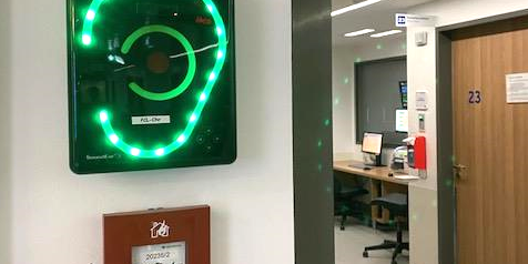 Zu sehen ist ein Flur, welcher an ein Büro grenzt. 