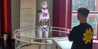 Zu sehen ist ein Roboter.