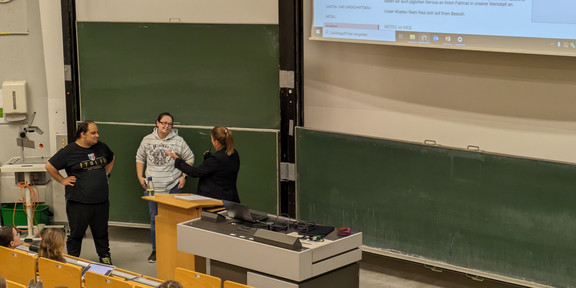 Zu sehen ist ein Hörsaal mit Studierenden. 