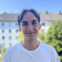 Ein Portrait-Foto von Jan Tebel.