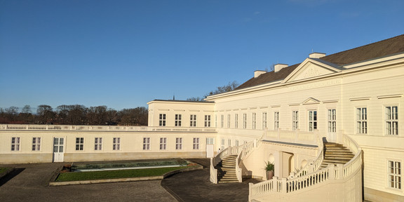 Es ist die Außenfassade eines Herrenhauses in Hannover zu sehen.