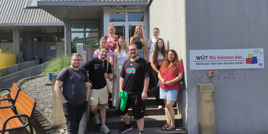 You can see ten students in front of the Über den Teichen workshop building.