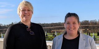 Es sind Prof. Dr. Frauke Mörike und Juniorprof. Lena Hünefeld zu sehen.