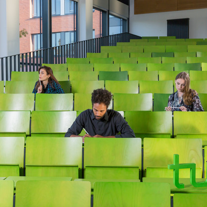 Studierende sitzen in einem Hörsaal im Seminargebäude. 